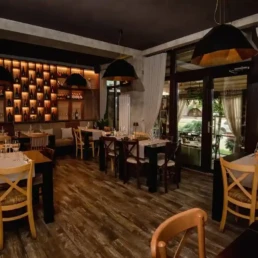 Restaurant cu terasă decorat de Sophia